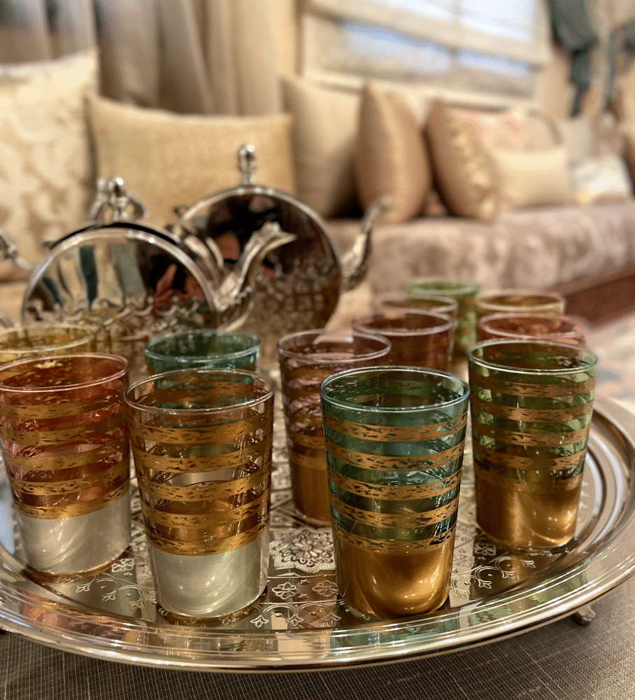 Ensemble de 12 Verres à Thé Marocains en Verre Teinté avec Anneaux Dorés