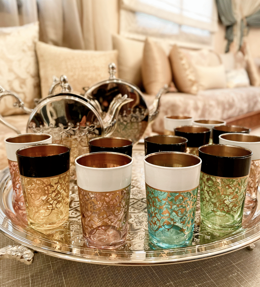 Ensemble de 12 Verres à Thé Marocains en Verre Coloré avec Bords Noirs et Blancs