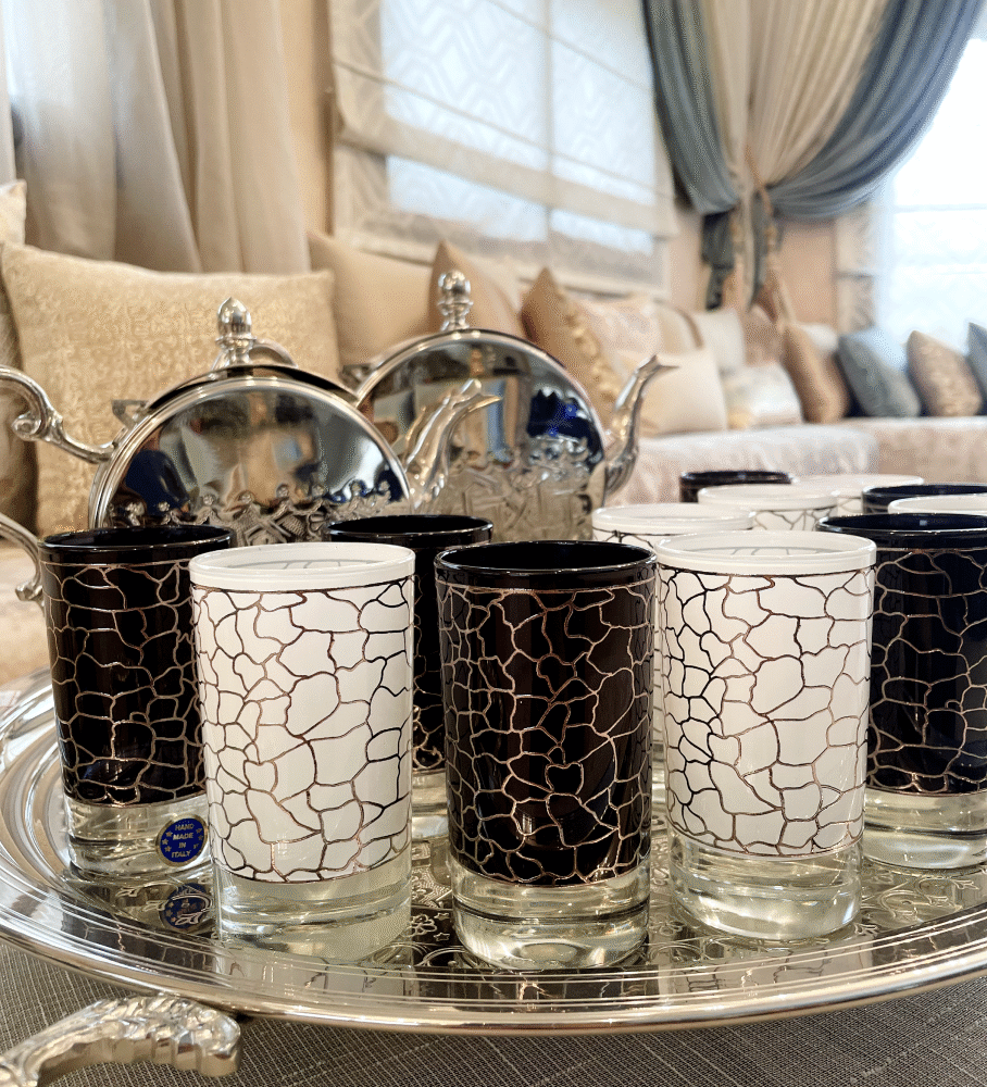 Ensemble de 12 Verres à Thé Marocains Noirs et Blancs avec Motif Doré