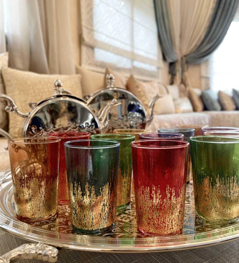 Ensemble de 12 Verres à Thé Marocains en Verre Tinté avec Décoration Dorée
