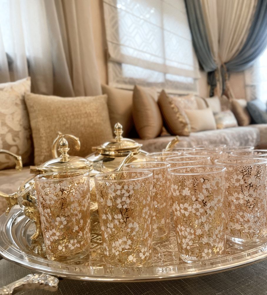 Ensemble de 12 Verres à Thé Marocains avec Décoration Florale Blanche et Dorée