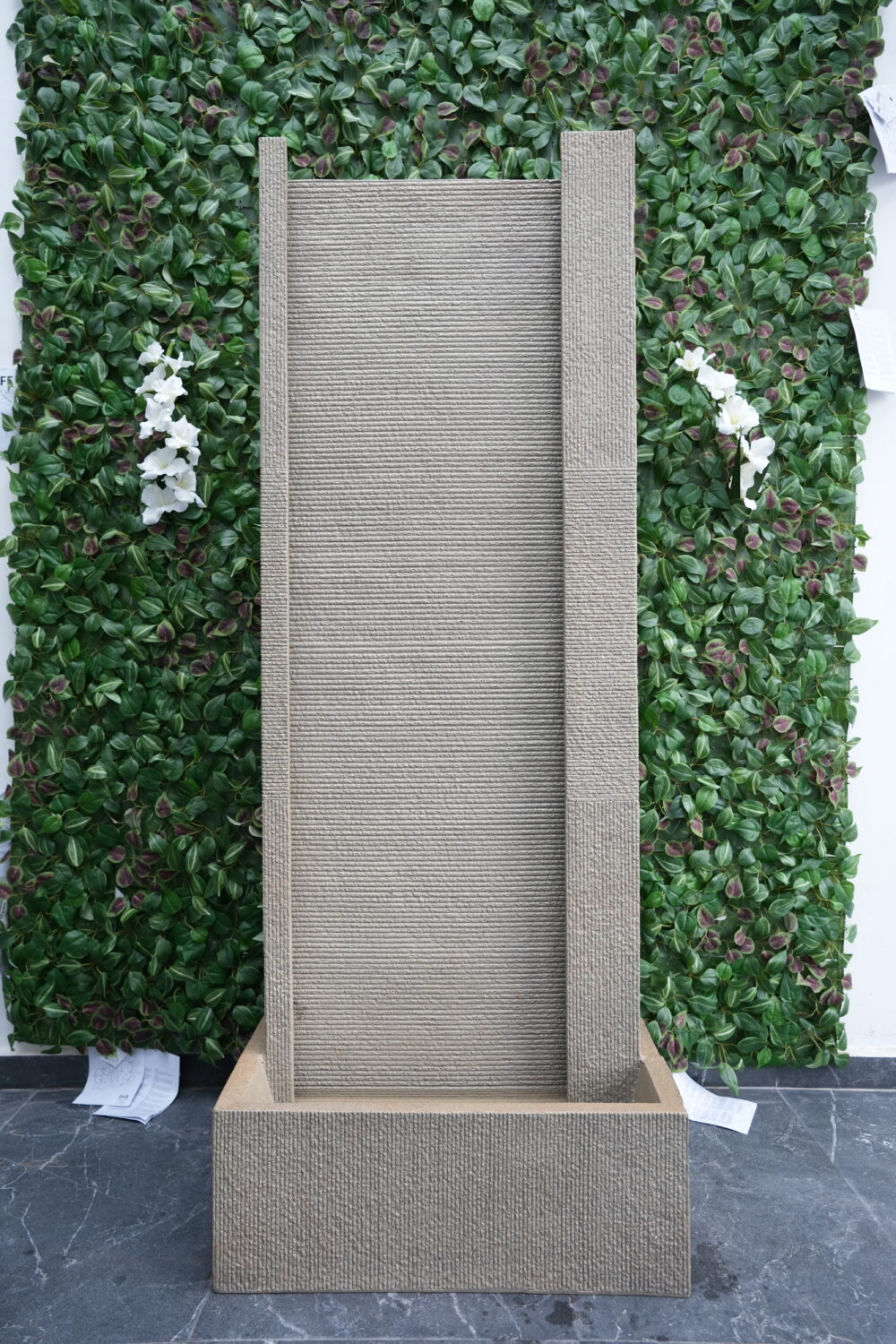Fontaine Murale Grand Format avec Finition Pierre | Élégance Architecturale & Ambiance Haut de Gamme