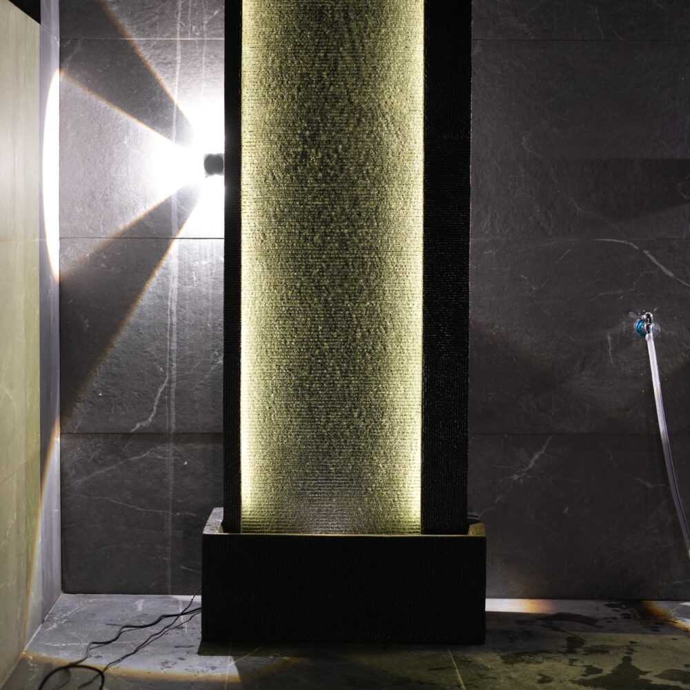 Fontaine Murale Noire avec Éclairage LED | Élément Luxueux & Ambiance Contemporaine