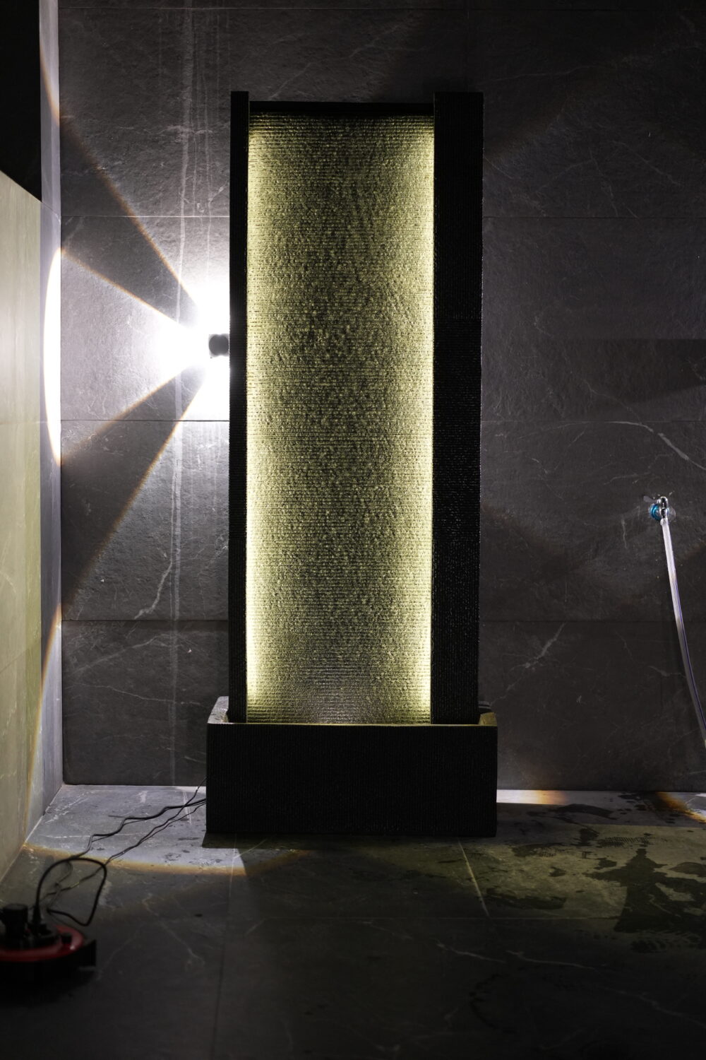 Fontaine Murale Noire avec Éclairage LED | Élément Luxueux & Ambiance Contemporaine